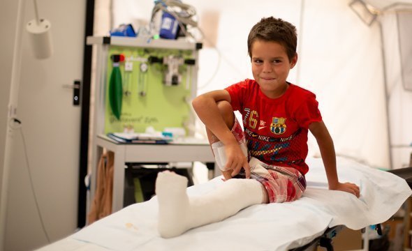 Omar gleder seg til å fjerne gipsen så han kan leke med brødrene sin igjen. Foto: Mari Aftret Mørtvedt/ICRC Gutt med gips på sykeseng